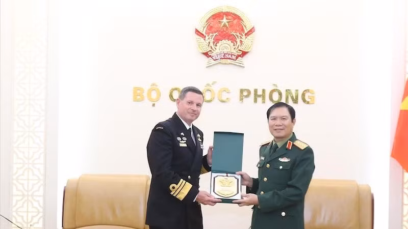 Генерал армии Нгуен Тан Кыонг и вице-адмирал Марк Хэммонд. Фото: ВИА