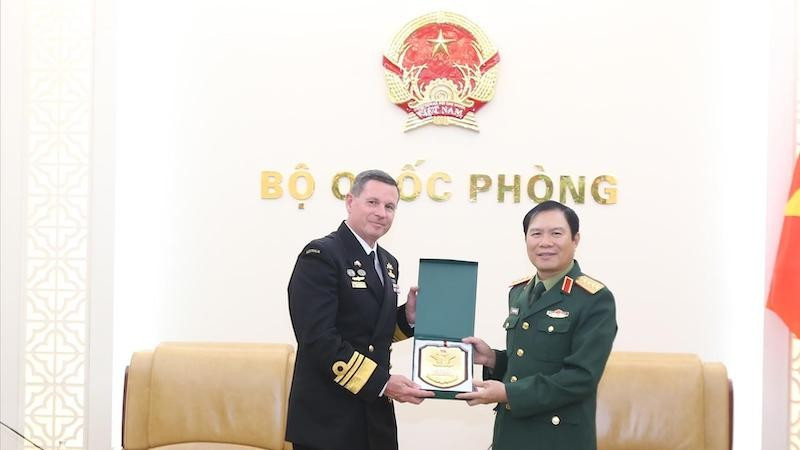 Генерал армии Нгуен Тан Кыонг и вице-адмирал Марк Хэммонд. Фото: ВИА