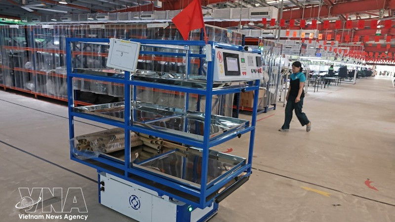 Робот автоматически транспортирует сырьё со склада на производственную линию на предприятии Maxport. Фото: ВИА