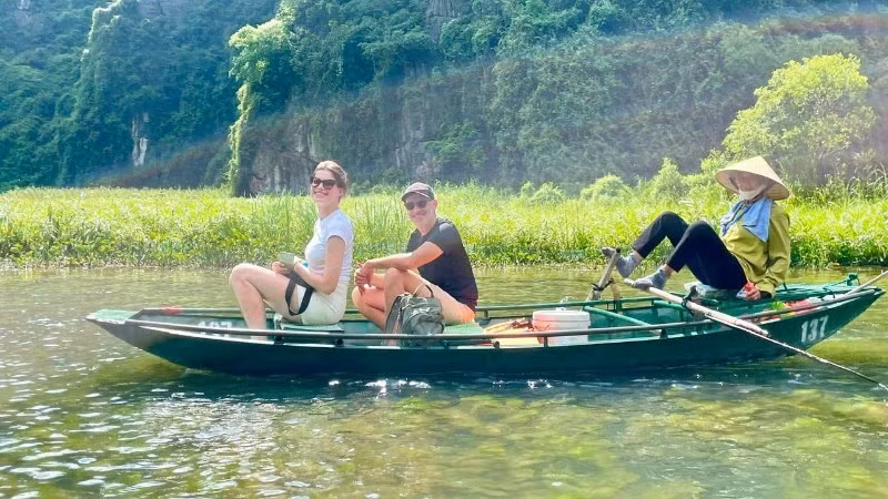 Иностранные туристы посещают Тамкок в провинции Ниньбинь. Фото: Дак Линь