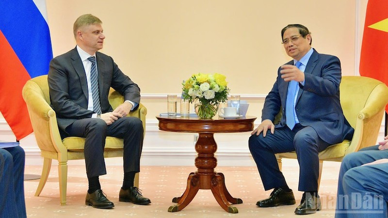 Премьер-министр Фам Минь Тьинь и генеральный директор, председатель правления ОАО РЖД Олег Валентинович Белозеров. Фото: Тхань Жанг