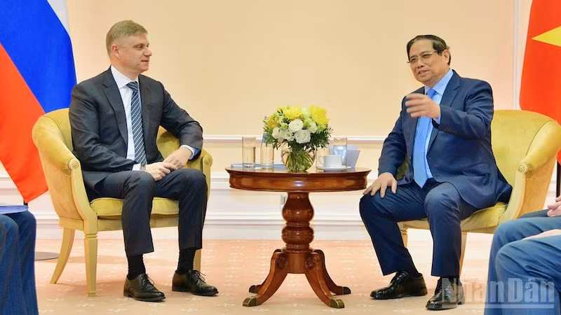 Премьер-министр Фам Минь Тьинь и генеральный директор, председатель правления ОАО РЖД Олег Валентинович Белозеров. Фото: Тхань Жанг