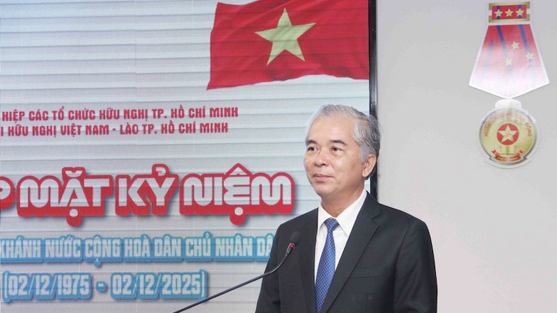 Председатель Общества вьетнамско-лаосской дружбы г. Хошимина Нго Минь Тяу выступает на мероприятии. Фото: ВИА