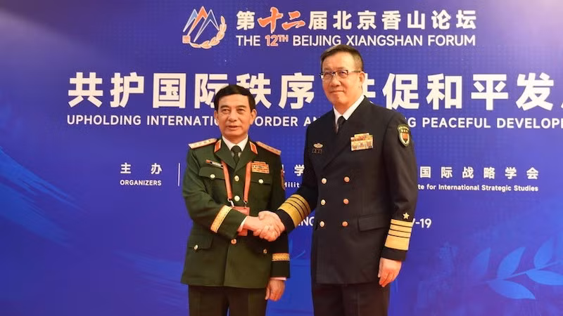 Министр обороны Вьетнама Фан Ван Зянг и Министр обороны Китая Дун Цзюнь. (Фото: ВИА)