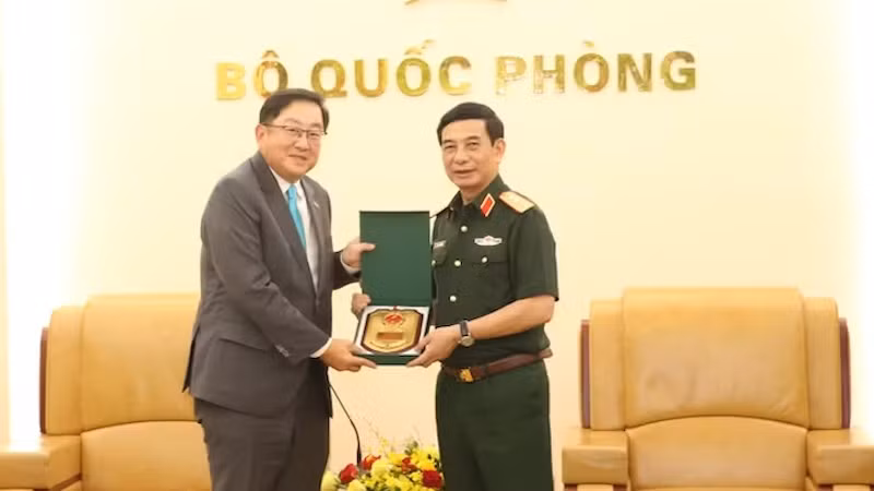 Генерал армии Фан Ван Зянг и Посол Малайзии во Вьетнаме Дато Тан Янг Тай. Фото: Vietnam+