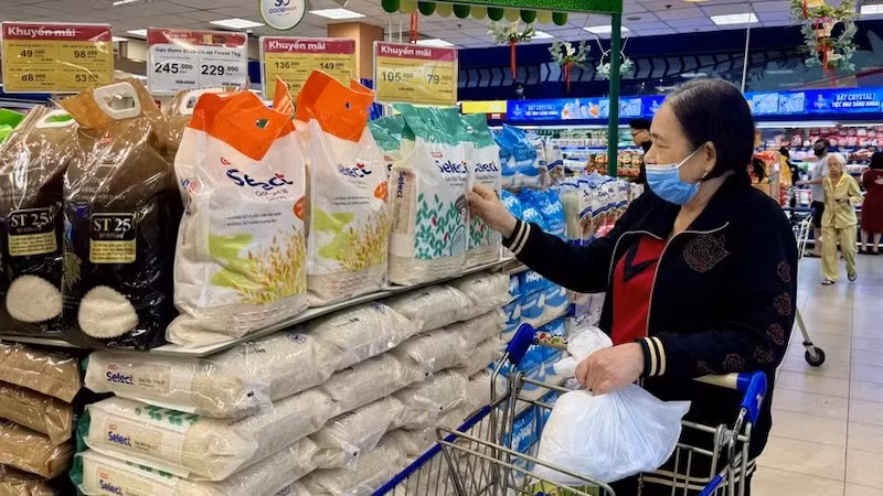 Покупатели приобретают товары в зоне вьетнамской продукции супермаркета Co.opmart Литхыонгкиет в городе Хошимине. Фото: ВИА)