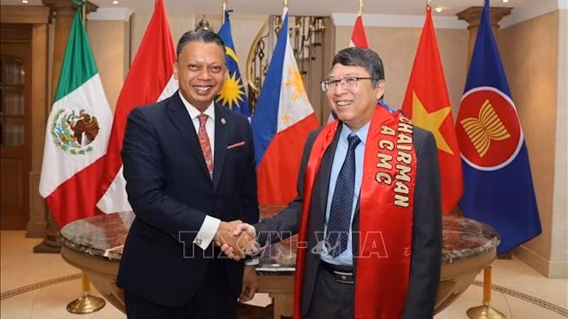 Посол Нгуен Ван Хай (справа) и Посол Малайзии в Мексике Джамаль Джохан. Фото: ВИА