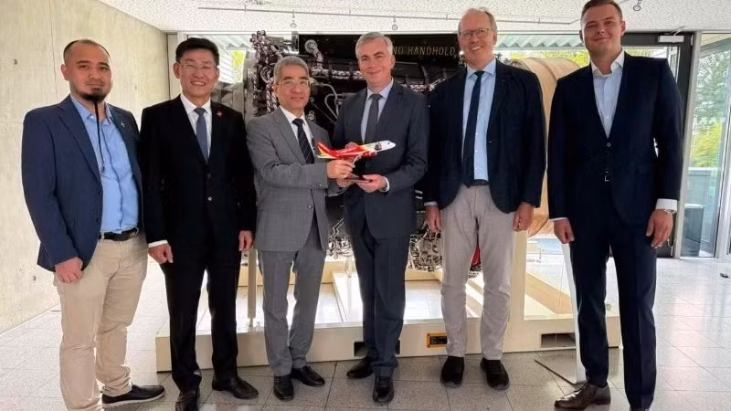 Посол Нгуен Дак Тхань, представитель компании VietJet Air и руководители Федерального управления гражданской авиации Германии. Фото: Посольство Вьетнама в Германии