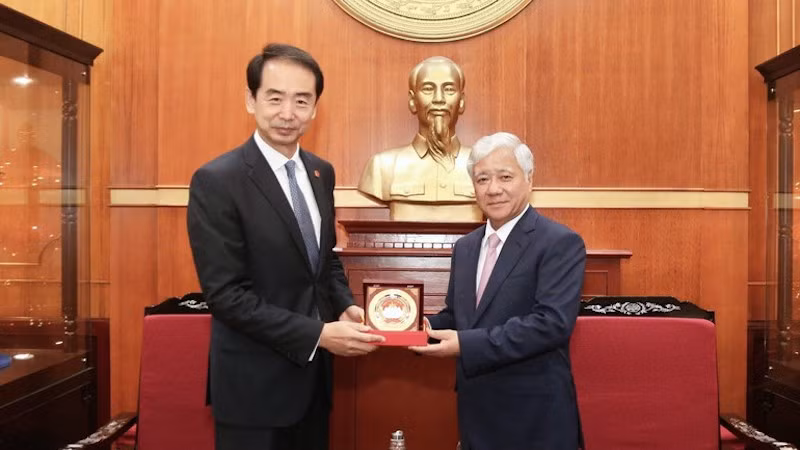 Тварищ До Ван Тьиен (справа) и Посол Китая во Вьетнаме Хэ Вэй.