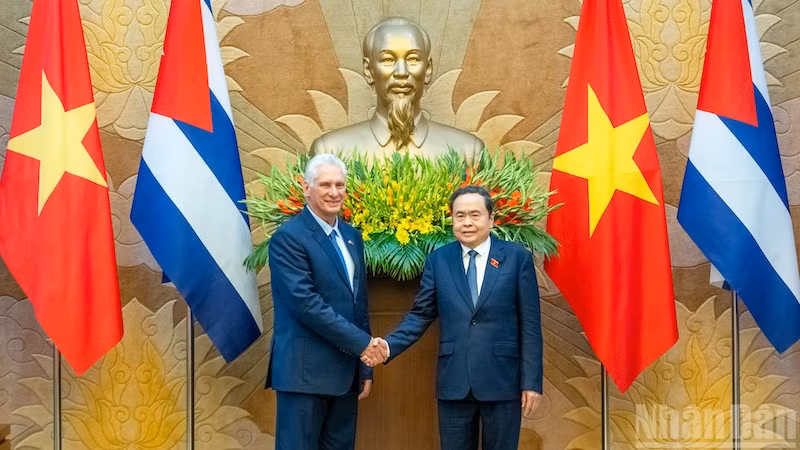 Председатель НС Чан Тхань Ман и Первый секретарь ЦК Коммунистической партии Кубы, Президент Кубы Мигель Диас-Канель Бермудес. Фото: Зюи Линь