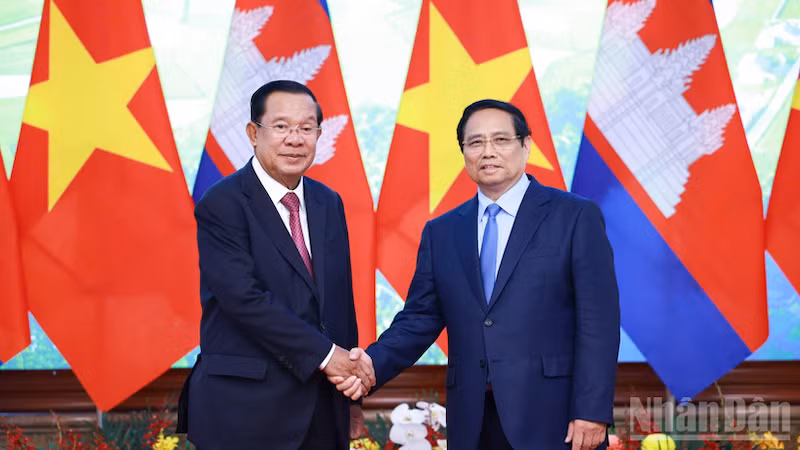 Премьер-министр Фам Минь Тьинь и Председатель Народной партии Камбоджи, Председатель Сената Камбоджи Хун Сен. Фото: Чан Хай