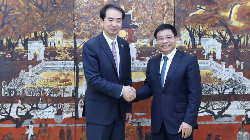 Министр финансов Нгуен Ван Тханг и Посол Китая во Вьетнаме Хэ Вэй. Фото: mof.gov.vn