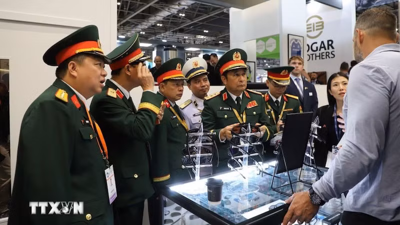 Делегация Министерства обороны Вьетнама на выставке. Фото: ВИА