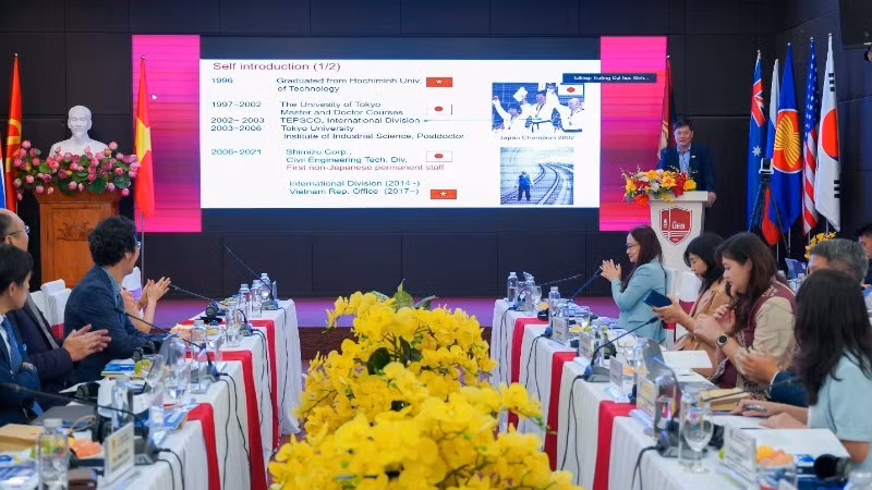 Общий вид форума. 