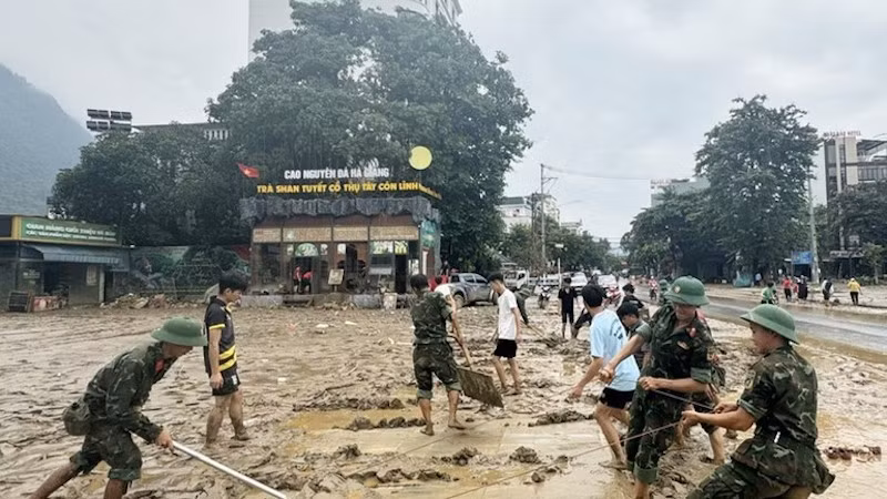 Военнослужащие преодолевают последствия тайфуна в провинции Туенкуанг. Фото: Кхань Тоан