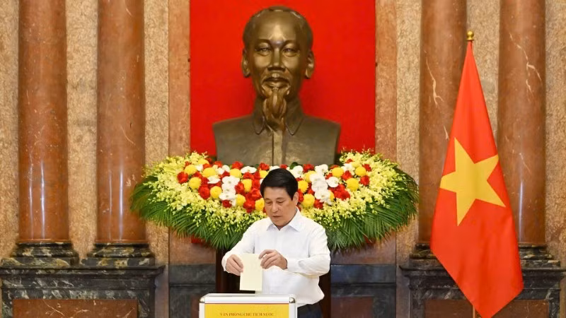 Президент Лыонг Кыонг делают пожертвования в помощь жителям пострадавших регионов. Фото: Тхюи Нгуен