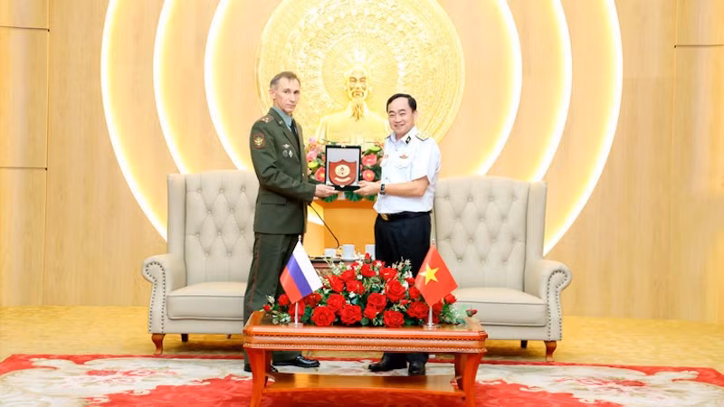 Вице-адмирал Чан Тхань Нгием и полковник Сергей Владимирович Белослудцев.