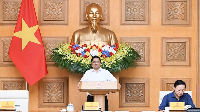 Премьер-министр Фам Минь Тьинь выступает на заседании. Фото: Чан Хай