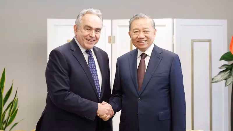 Генеральный секретарь ЦК КПВ То Лам и бывший первый заместителя Государственного секретаря США Курт Кэмпбелл. Фото: ВИА