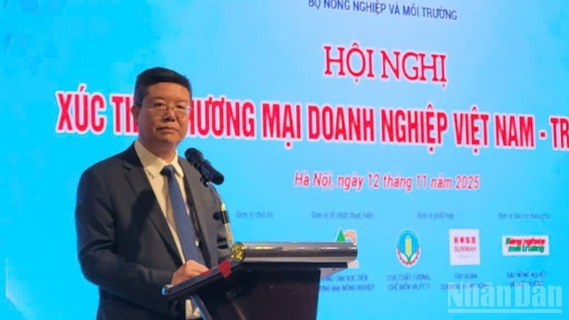 Замдиректора Департамента качества, переработки и развития рынков Ле Тхань Хоа выступает на конференции.