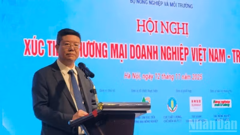 Замдиректора Департамента качества, переработки и развития рынков Ле Тхань Хоа выступает на конференции.