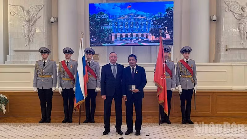 Губернатор Санкт-Петербург Александр Беглов вручает Почетный знак г-ну Нгуен Куок Хунгу.