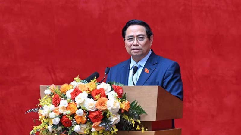 Премьер-министр Фам Минь Тьинь выступает на мероприятии. 