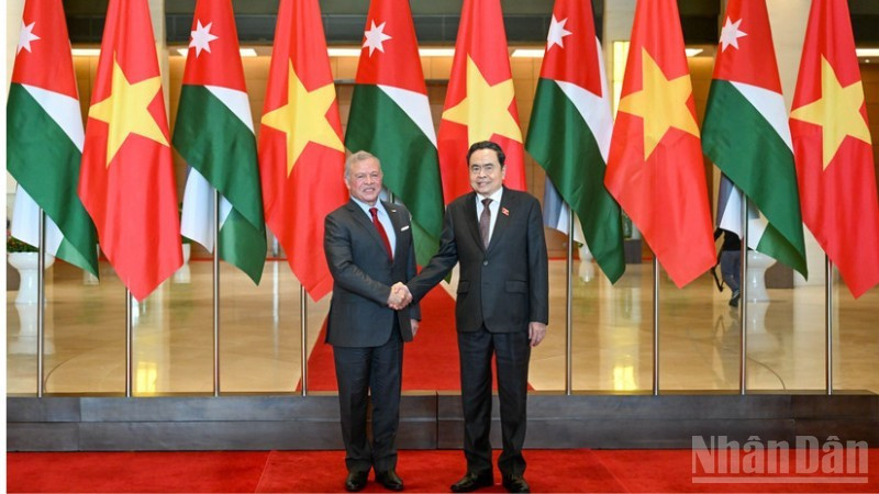 Председатель НС Чан Тхань Ман и Король Абдалла II ибн аль-Хусейн. Фото: Зюи Линь