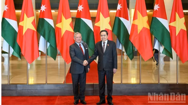 Председатель НС Чан Тхань Ман и Король Абдалла II ибн аль-Хусейн. Фото: Зюи Линь