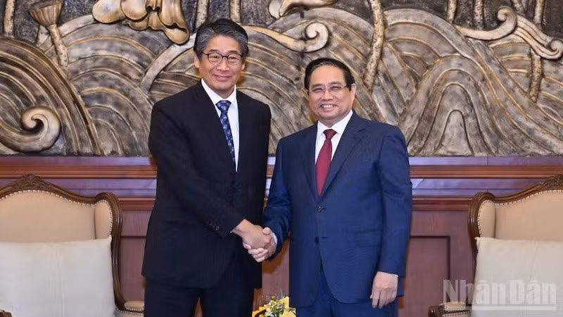 Премьер-министр Фам Минь Тьинь и Посол Японии во Вьетнаме Ито Наоки. Фото: Чан Хай