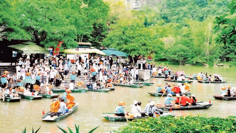 Туристы посещают комплекс достопримечательностей Чанган в провинции Ниньбинь. Фото: Суан Лам