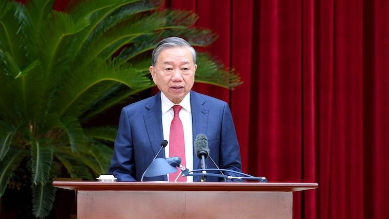 Генеральный секретарь ЦК КПВ То Лам выступает на открытии пленума.