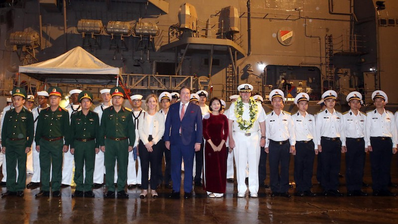 Представители двух стран на церемонии встречи в порту Тьенша города Дананг. Фото: ВИА