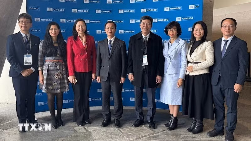 Вьетнамская делегация на 222-й сессии Исполнительного совета ЮНЕСКО. Фото: ВИА