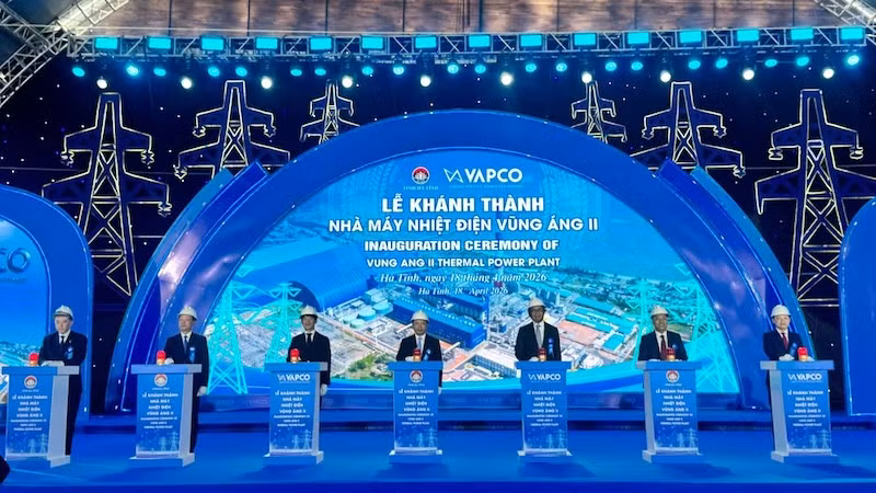 Делегаты проводят церемонию ввода в эксплуатацию теплоэлектростанции Вунганг II. 