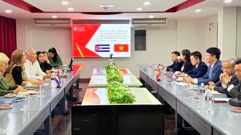 Переговоры между Замминистра Нгуен Тхань Тинем и Министром юстиции Кубы Росабелем Гамоном Верде. Фото: Посольство Вьетнама на Кубе