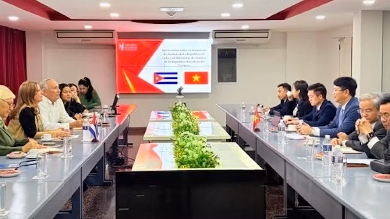 Переговоры между Замминистра Нгуен Тхань Тинем и Министром юстиции Кубы Росабелем Гамоном Верде. Фото: Посольство Вьетнама на Кубе