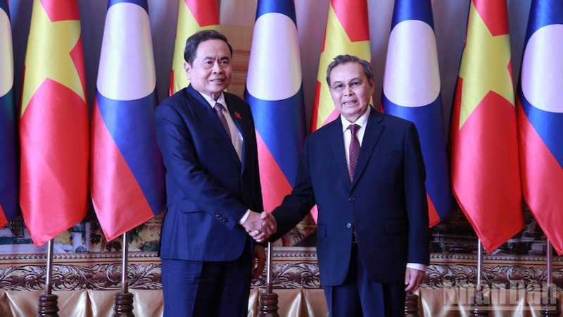 Председатель НС Чан Тхань Ман встретился и Председатель НА Лаоса Сайсомфон Фомвихан.