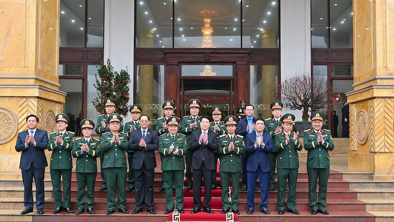 Президент Лыонг Кыонг и военнослужащие 2-го военного округа. Фото: Тхюи Нгуен