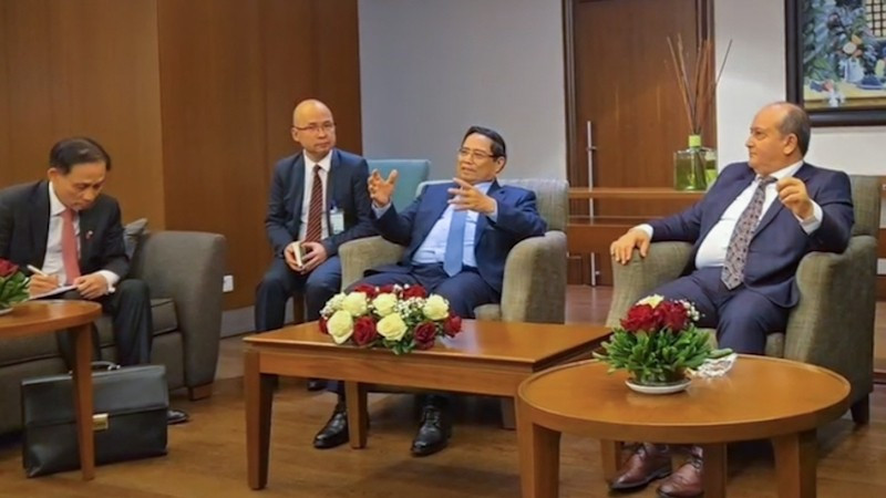 Премьер-министр Фам Минь Тьинь и Премьер-министр Алжира Сифи Гриб на рабочей встрече. Фото: VGP