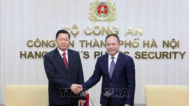 Директор Управления общественной безопасности города Ханоя Нгуен Тхань Тунг и Министр общественной безопасности Лаоса Вантхонг Конгмани. Фото: ВИА