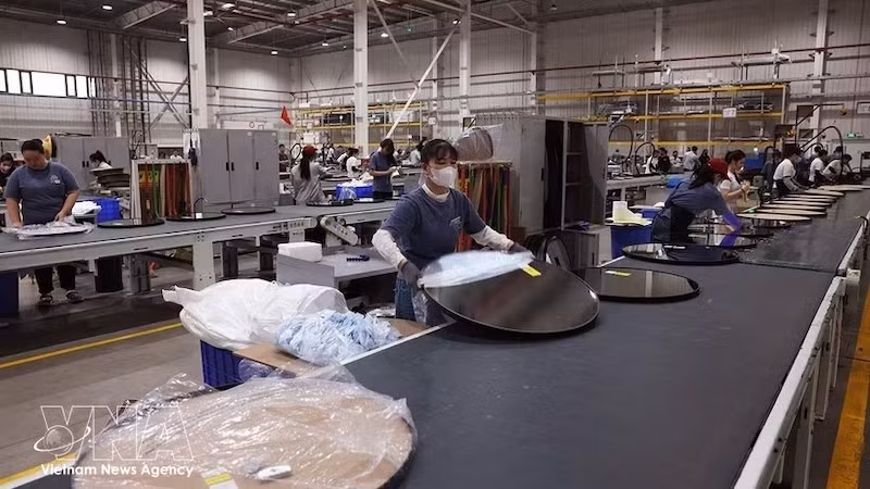 Производство рам для картин на экспорт на заводе компании ООО «INTCO Vietnam Industrial» (предприятие со 100% сингапурским капиталом), расположенном в промышленной зоне Бимшон, провинция Тханьхоа. Фото: ВИА