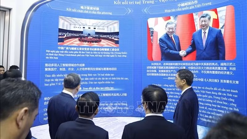 Генеральный секретарь ЦК КПВ, Президент То Лам и делегаты посещают Центр сотрудничества Китай-АСЕАН в области применения искусственного интеллекта. Фото: ВИА