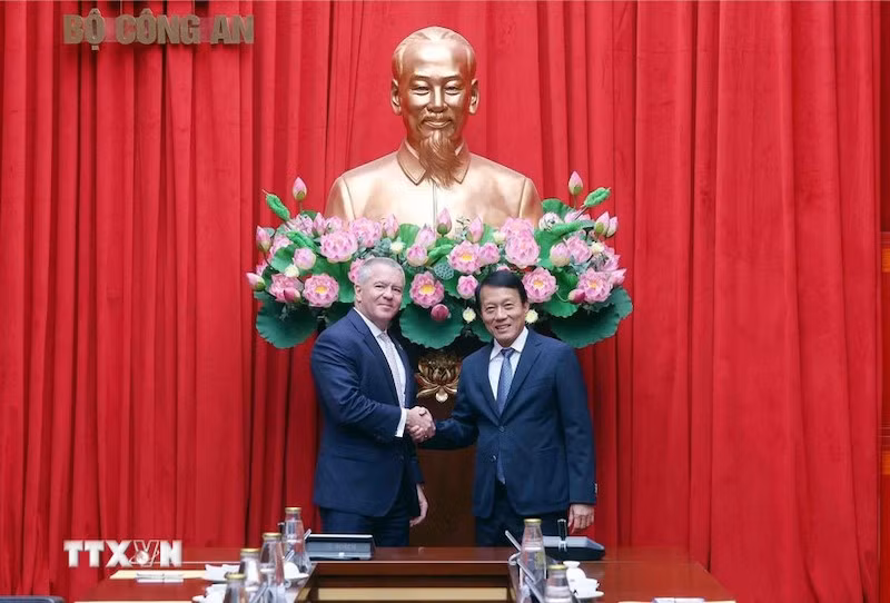 Генерал армии Лыонг Там Куанг и помощник Государственного секретаря США Майкл ДеСомбре. Фото: ВИА