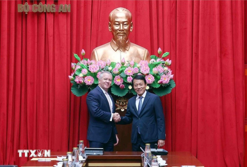 Генерал армии Лыонг Там Куанг и помощник Государственного секретаря США Майкл ДеСомбре. Фото: ВИА