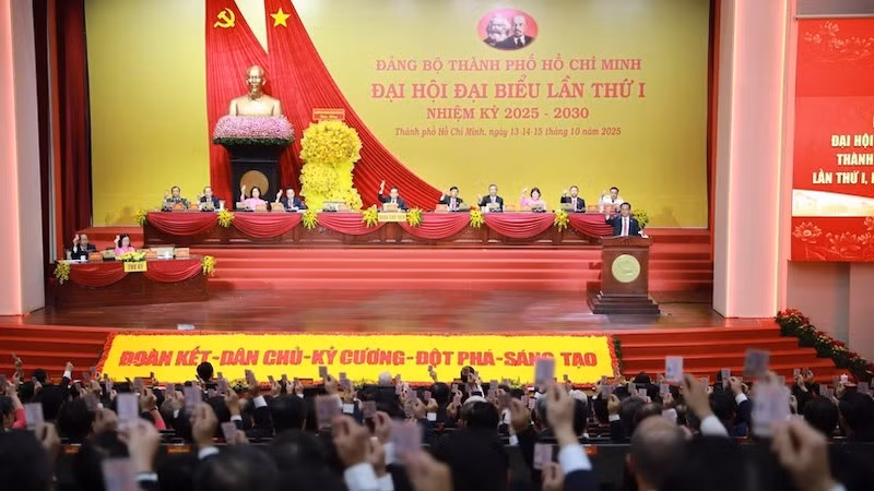 Делегаты голосуют за принятие резолюции первого съезда партийной организации города Хошимина во время заключительного заседания утром 15 октября. Фото: Организационный комитет