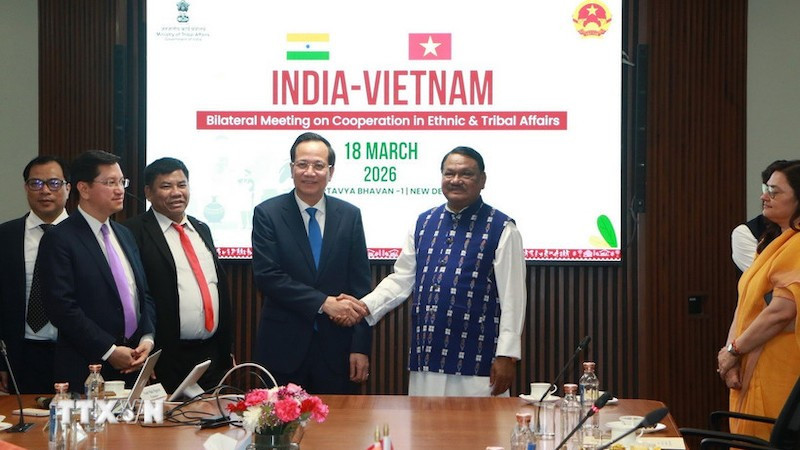 Министр по делам народностей и религий Дао Нгок Зунг и Министр по делам племен Индии Джуал Орам. Фото: ВИА
