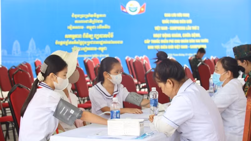 Врачи осматривают школьников в общине Лонгтхуан провинции Тэйнинь. Фото: ВИА