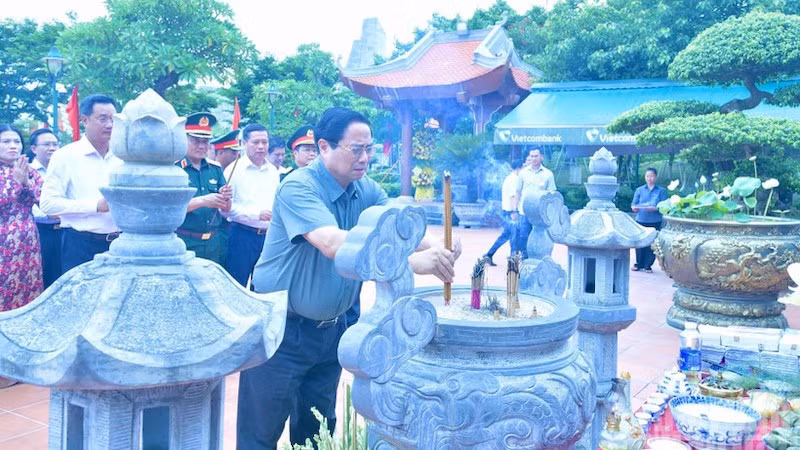 Премьер-министр Фам Минь Тьинь зажигает благовония в храме Президента Хо Ши Мина и павших героев. Фото: Тхань Жанг