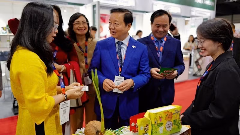 Вице-премьер Чан Хонг Ха посещает стенд Вьетнама на GHAS-2025. Фото: VGP